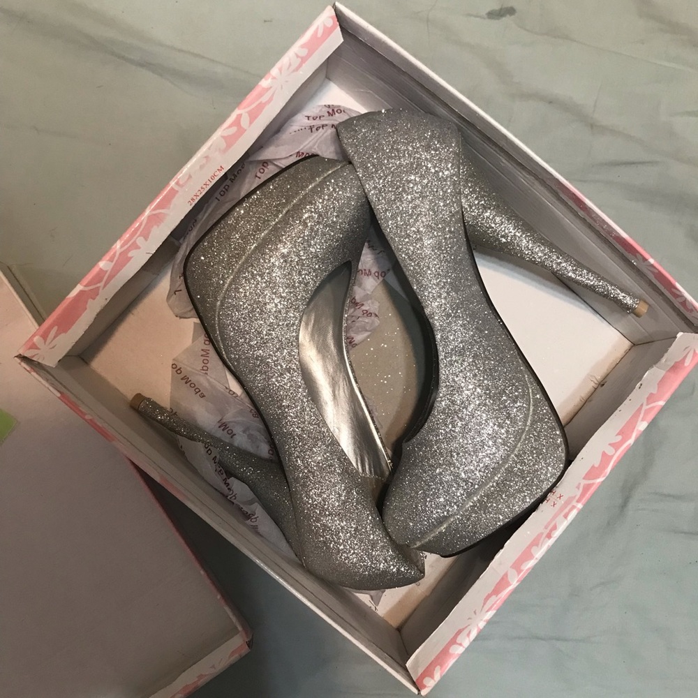 ✨New in the box! Sparkly silver heels!
